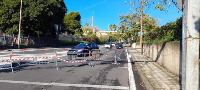 Catania, via Passo Gravina sempre più pericolosa: cadono calcinacci dal ponte – FOTO e VIDEO