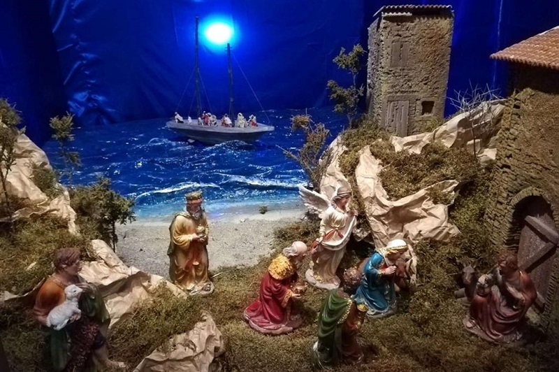 Natale, il presepe come veicolo di messaggi sociali: nel Catanese migranti in difficoltà sullo sfondo di Betlemme