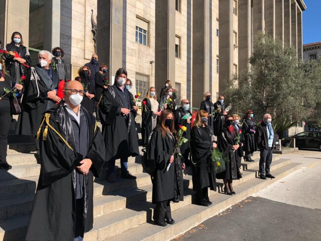 Catania, oggi il flash mob al Tribunale per i diritti negati ai giudici: due rose in mano per protesta – FOTO e VIDEO