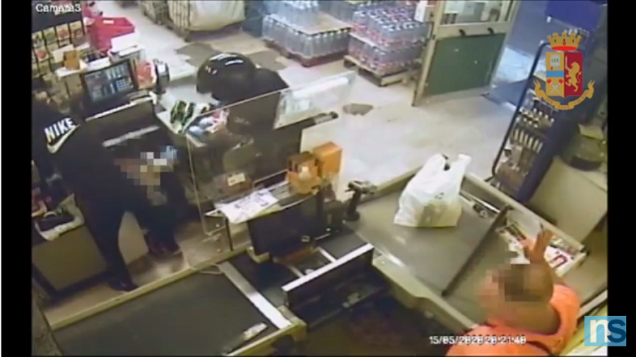 Pistola alla testa dei commessi del supermercato: arrestati 3 malviventi. Il VIDEO dei momenti di paura