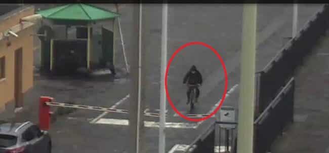 Riposto, al porto in bici per abbandonare rifiuti: “beccato” dalle telecamere, arriverà la sanzione – FOTO