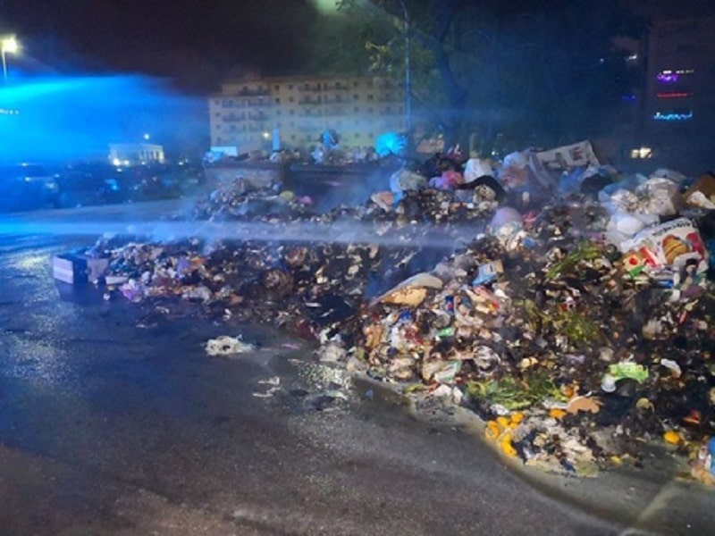 Ancora roghi di rifiuti a Palermo: numerosi incendi nella notte e sassaiola contro i pompieri