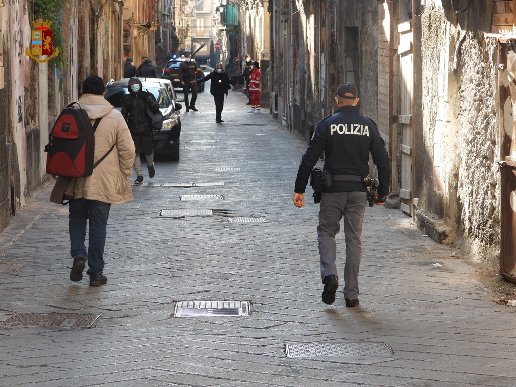 Catania, controlli a tappeto a San Berillo vecchio: quartiere circondato dalle forze dell’ordine