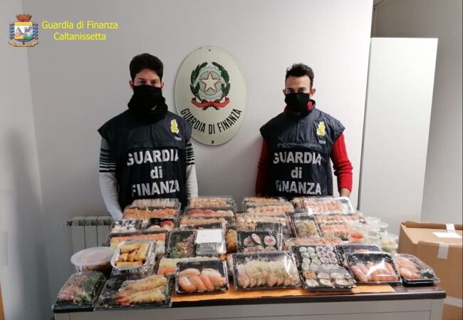 Oltre mille pezzi di sushi trasportati su auto non a norma: titolare segnalato, cibo distrutto