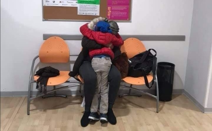 “Abbraccio di Natale”, madre e bimbo migranti si ricongiungono dopo 8 mesi distanti: la commovente STORIA
