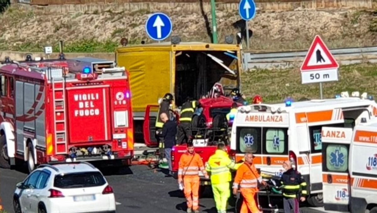 Terribile incidente sulla Siracusa-Catania: scontro tra due mezzi, un ferito estratto dalle lamiere