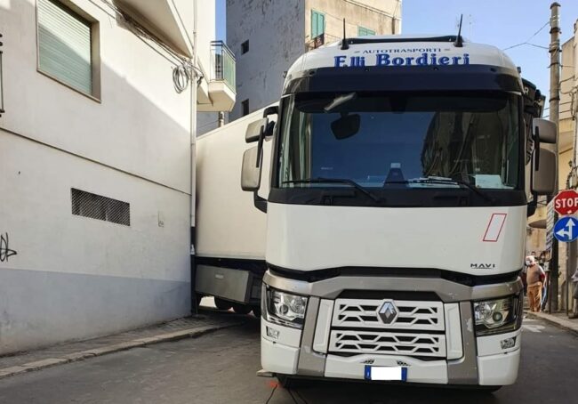 Imprevisto in via San Nicolò, tir rimane incastrato in un incrocio: incidente causato da sosta selvaggia – FOTO