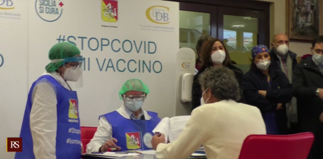Vaccino Covid, le IMMAGINI in diretta. Musumeci e Razza: “Vaccino importante, grande emozione”