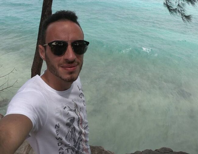 Tragedia Nuova Iside, amici e parenti in spiaggia per ricordare Vito Lo Iacono: avrebbe compiuto 27 anni