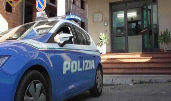 Dipendente comunale gli intima di fermarsi, lui scende dall’auto e lo picchia a sangue: denunciato un uomo