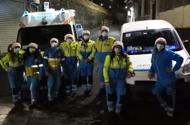 Natale e solidarietà a Catania, la Misericordia etnea assiste clochard: donati cibo e indumenti – FOTO