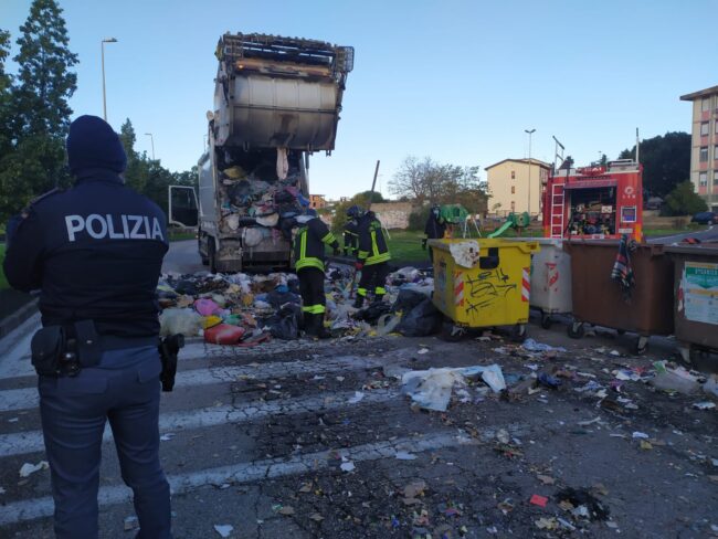 San Giovanni Galermo, bombola nei cassonetti: 3 dipendenti Dusty feriti. Buceti: “Vergognoso!” – Le FOTO