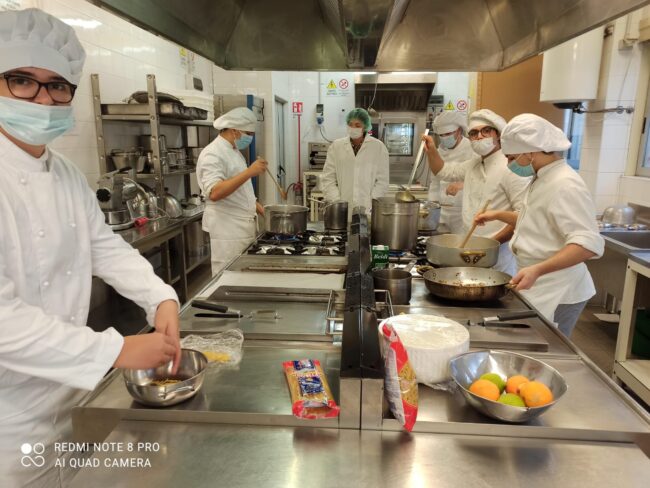 Catania, all’IPSSEOA “Karol Wojtyla” ripartono i laboratori nel pieno rispetto dei protocolli: soddisfatta la Preside Di Piazza