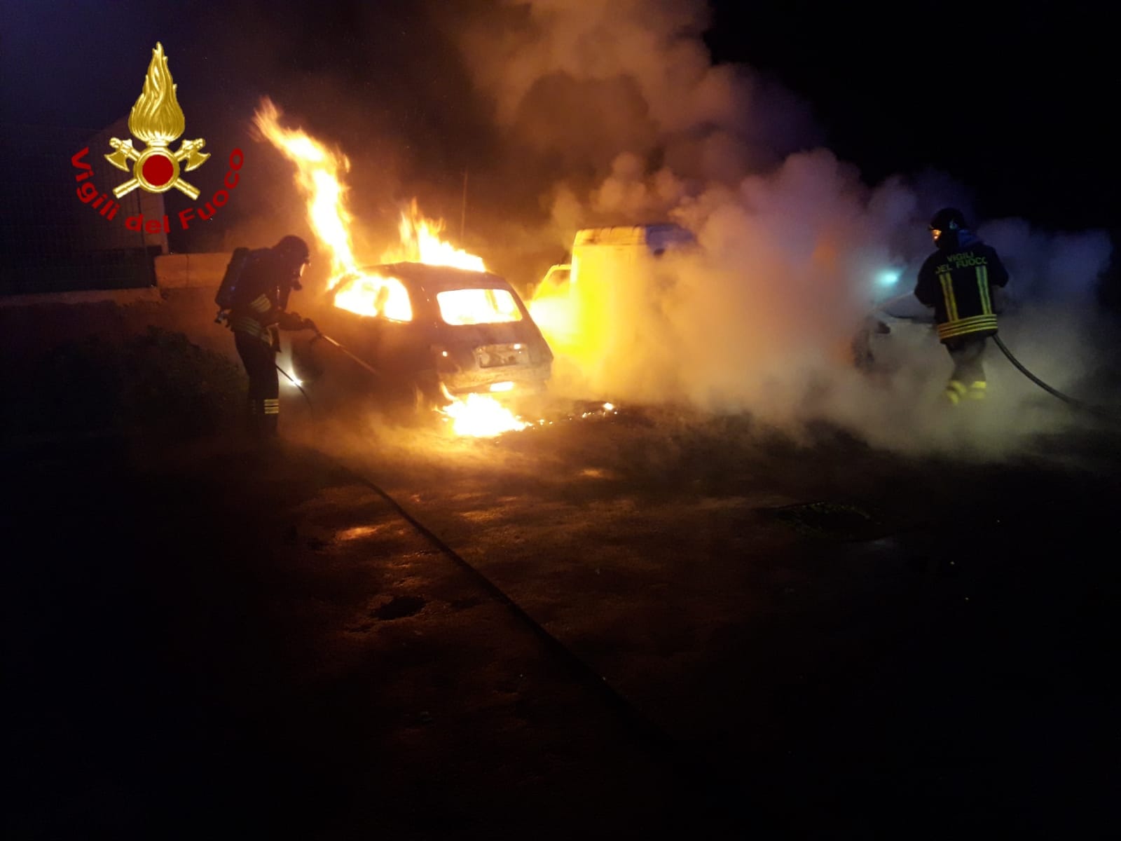 Notte di follia nel Catanese, maxi incendio di auto: due distrutte, si pensa a un piromane – DETTAGLI