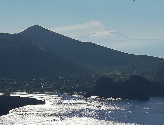 Ancora cenere, lava e tremori: l’Etna si specchia sul mare e il sole la bacia. Che bedda Catania… – LE FOTO