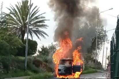 Paura in strada, incendio a bordo di una moto-ape: conducente riesce a fuggire in tempo