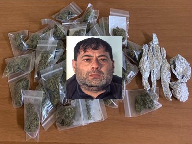 Catania, beccato dai carabinieri in via Capo Passero mentre tratta droga coi clienti: arrestato