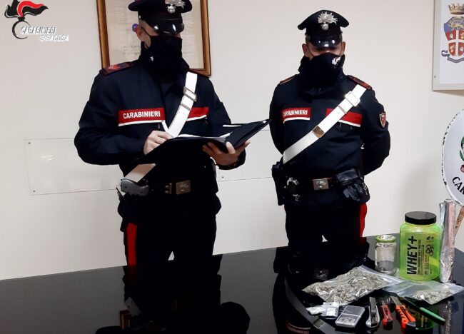 Nasconde la droga in un barattolo di proteine in polvere: scattano le manette per Emanuele Baiardo