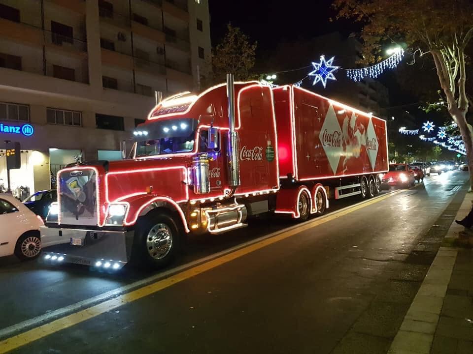 Coca Cola, il Christmas Truck in giro per Catania: a bordo Babbo Natale tra canti natalizi e magia – Le FOTO