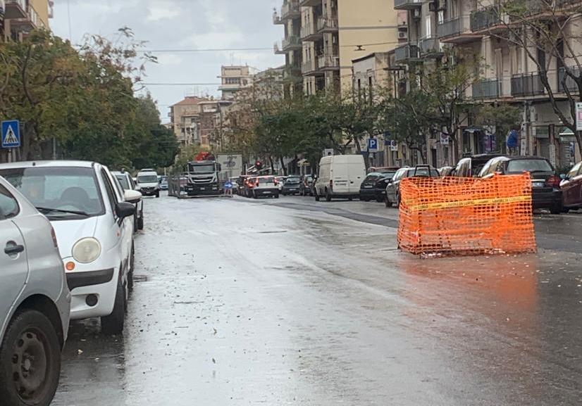 Cantiere, parcheggio selvaggio e lunghe code: caos al viale Mario Rapisardi, la richiesta del comitato Romolo Murri