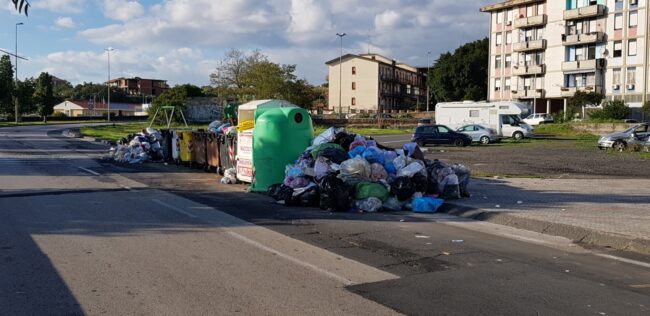Catania, emergenza rifiuti: a San Giovanni Galermo montagne di spazzatura in strada. Zingale: “Mettere porta a porta”