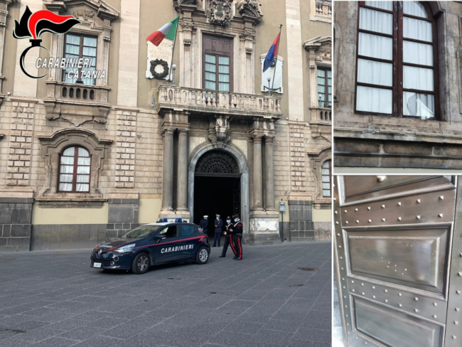 Catania, sassi contro il portone del Comune: l’intervento nella notte di carabinieri e polizia locale