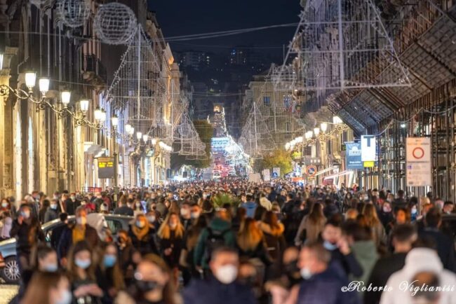 Catania, 8 dicembre 2020: per i catanesi il Covid non esiste. Sdegno e incredulità, via Etnea in festa