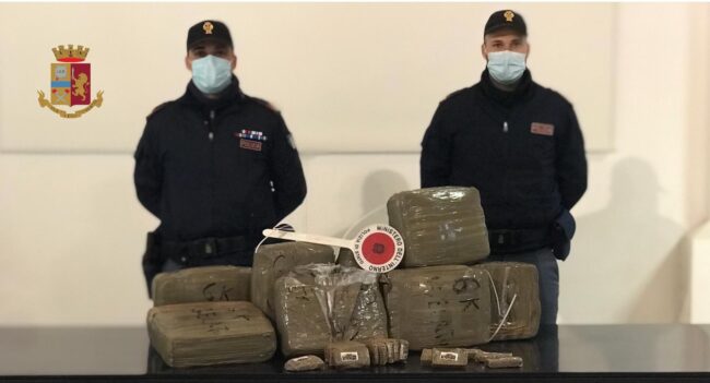 Maxi blitz antidroga in un magazzino vicino all’ospedale: sequestrati 50 chili di hashish