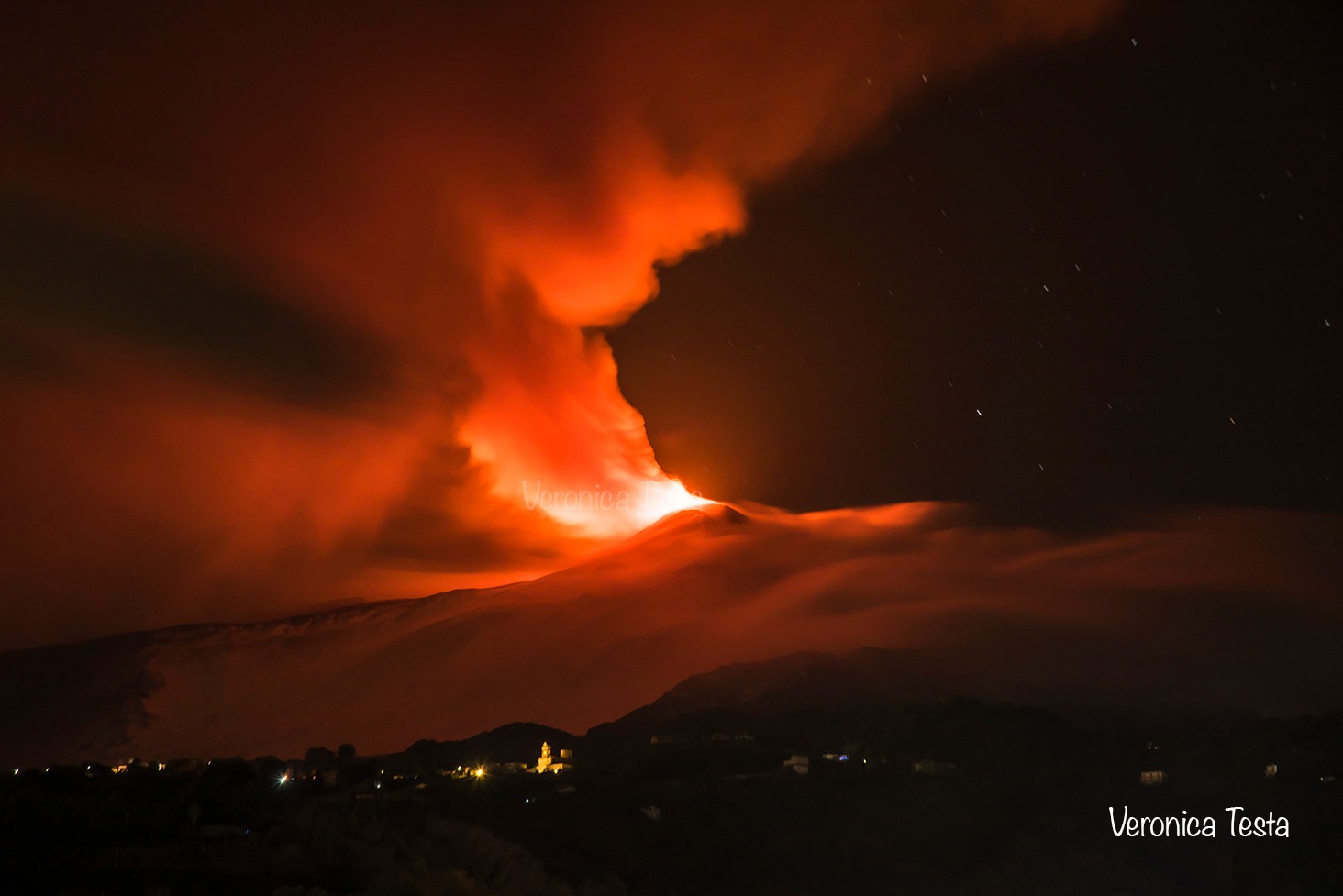 Etna in eruzione, colate di lava e forti boati: spettacolo di fuoco nella notte da ogni angolo della Sicilia – Le FOTO