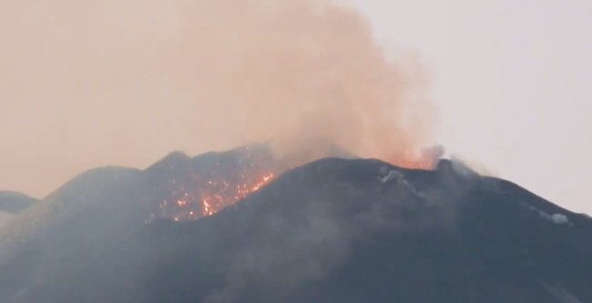 Etna, continua l’attività stromboliana da almeno due bocche: gli aggiornamenti dell’INGV