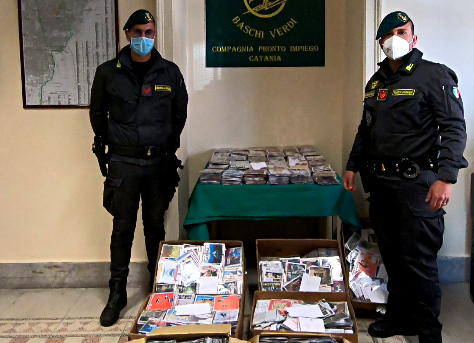 CD/DVD contraffatti venduti alla Fera o’ Luni di Catania: maxi sequestro di oltre 13mila supporti