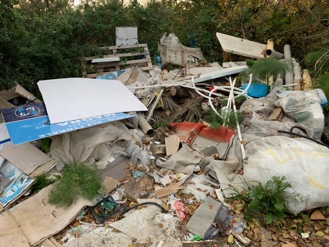 San Giovanni Galermo, “strada fantasma” crea difficoltà ai residenti: spazzatura e nessuna carreggiata