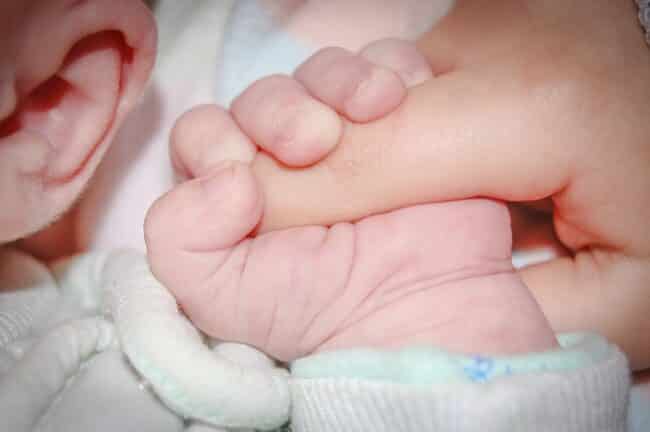 Neonato abbandonato per finta, rinvio a giudizio per la madre: dovrà rispondere di abbandono di minore