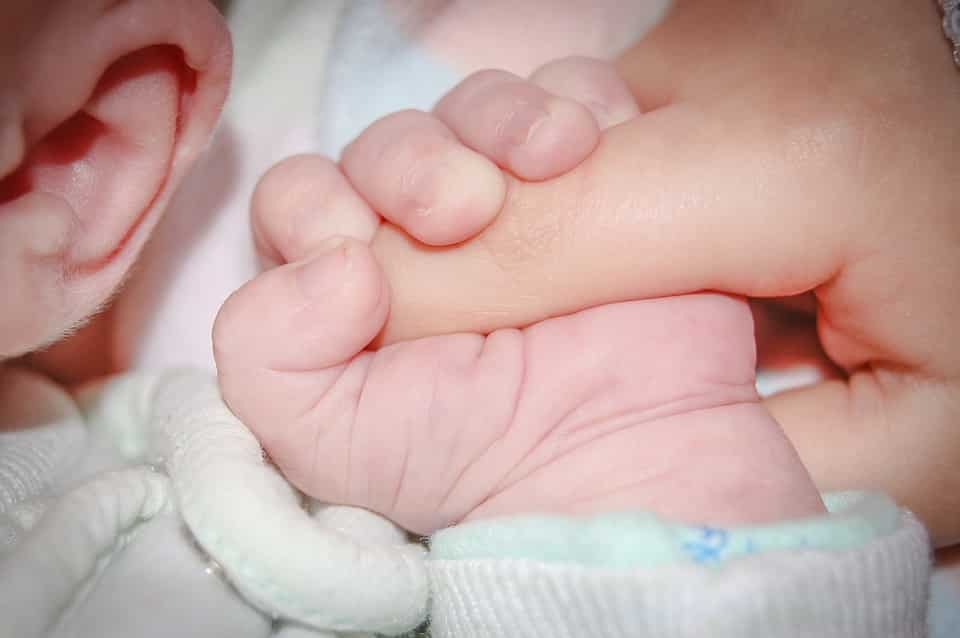 Dalla Pasquetta alla tragedia in casa, neonato di 20 giorni muore: la Procura dispone l’autopsia