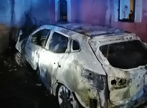 Incendio nella notte a Viagrande, auto distrutta e danni all’abitazione – Il VIDEO e le FOTO
