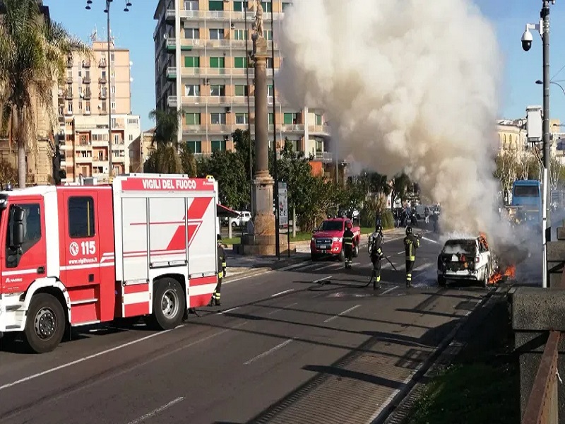 Catania, auto in fiamme in piazza dei Martiri: alta coltre di fumo ‘preoccupa’ i cittadini