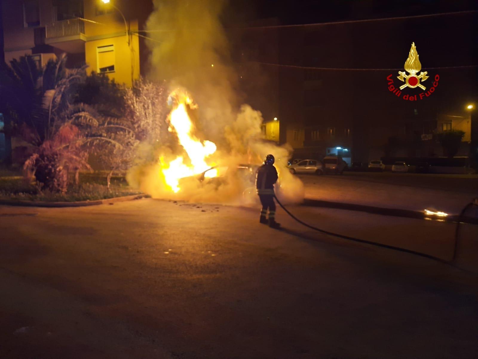 Notte di fuoco, incendio in via Luigi Cassia: auto in fiamme, le FOTO dell’intervento dei pompieri