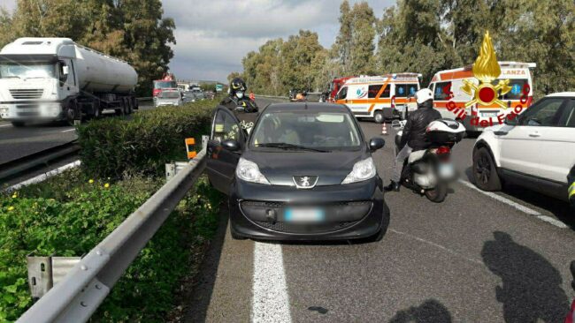 Incidente sulla A18, scontro tra due auto e una si ribalta: bambina in stato di shock – Le FOTO
