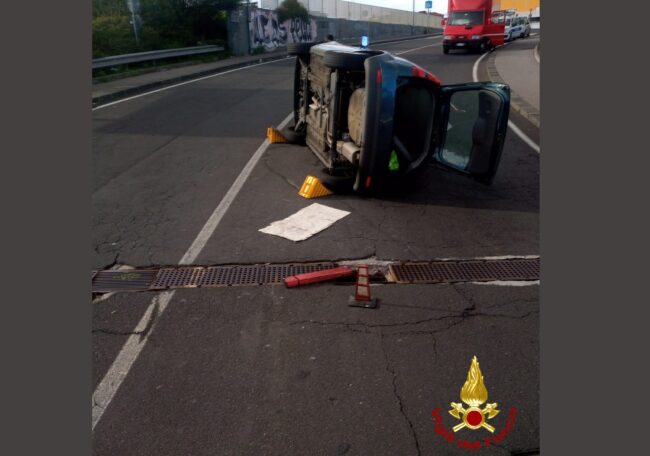 Incidente in via Etnea, auto si ribalta: vigili del fuoco estraggono donna dal mezzo, ambulanza sul posto