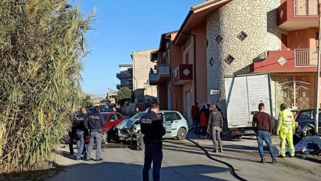 Violento incidente stradale, due automobili contro un camion: il bilancio è di 3 feriti, polizia sul posto