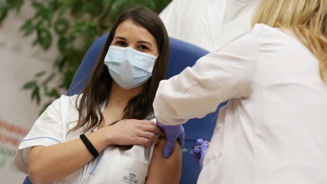 “Vediamo quando muori”, infermiera dello Spallanzani insultata dopo il vaccino: cattiverie sui social, chiude i profili