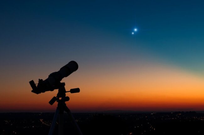 Congiunzione Giove e Saturno, il meraviglioso “abbraccio” dei due pianeti: evento “imperdibile e fugace”