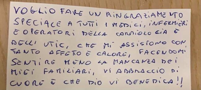 “Grazie medici e infermieri, mi fate sentire meno la mancanza dei miei familiari”: il dolcissimo messaggio di un “nonnino” ricoverato
