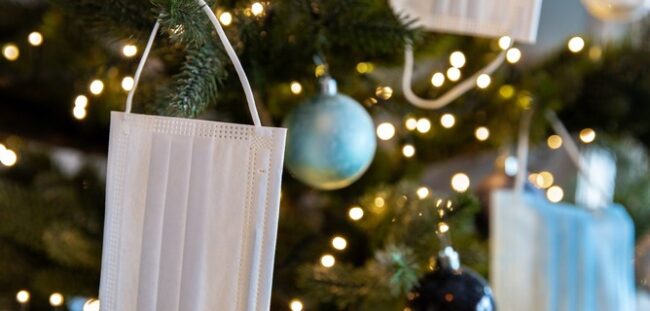 Natale 2021, nuova stretta anti-Covid: cosa cambia, è polemica per i tamponi anche ai vaccinati