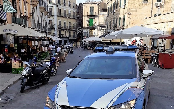 Droga di ogni genere, soldi e viavai di acquirenti: cinque pusher finiscono in manette a Palermo