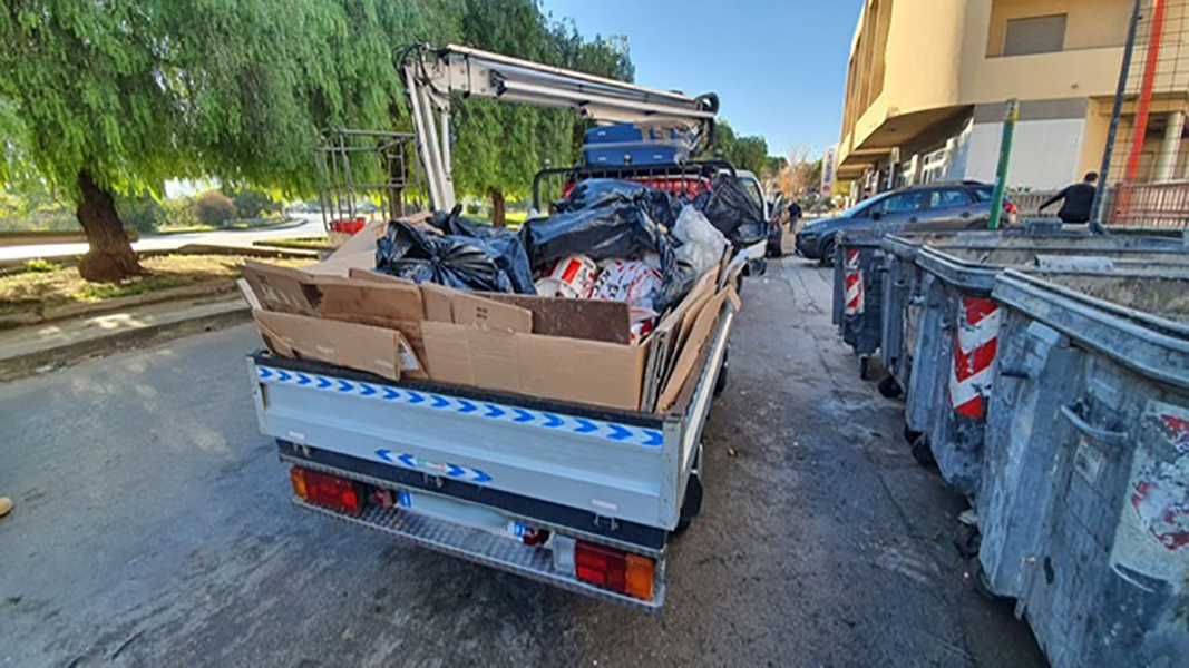 Getta 33 sacchi di spazzatura nei cassonetti senza autorizzazioni: nei guai 46enne