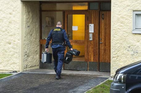 Uomo segregato in casa per 28 anni dalla madre in Svezia: trovato senza denti e incapace di camminare e parlare