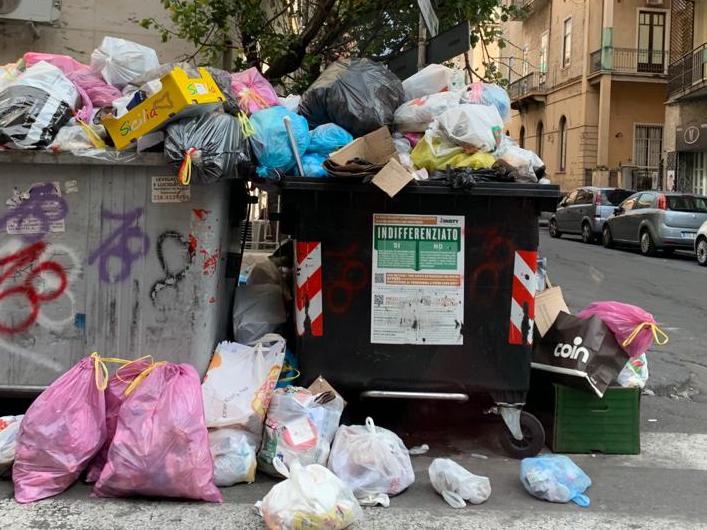 Catania sommersa dai rifiuti, blocco della discarica: rischio disservizi anche a Bronte