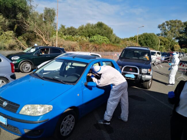 Coronavirus Catania, ad Aci Catena screening per la popolazione scolastica: tamponi in drive-in