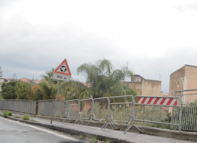 Catania, transenne al posto delle protezioni in viale Lainò. Cardello: “Rischio incidenti altissimo”